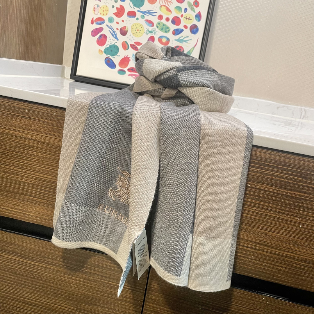 巴宝莉高端羊绒针织围巾！】可正式，可随意，非常Classical的男款设计。这款织法比较难，又很费纱线，