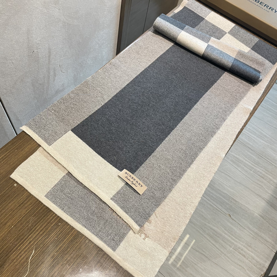 巴宝莉高端羊绒针织围巾！】可正式，可随意，非常Classical的男款设计。这款织法比较难，又很费纱线，