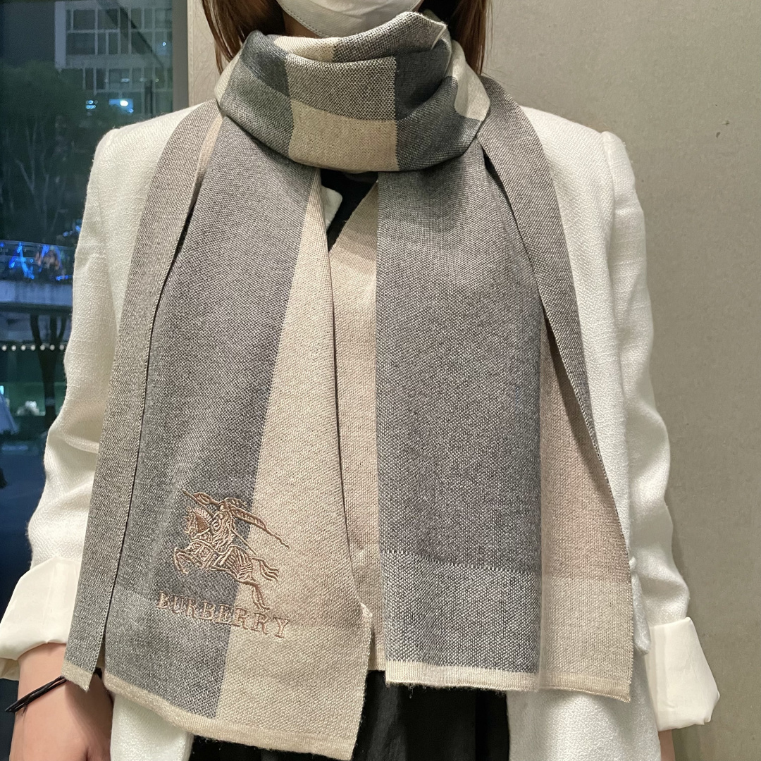 巴宝莉高端羊绒针织围巾！】可正式，可随意，非常Classical的男款设计。这款织法比较难，又很费纱线，