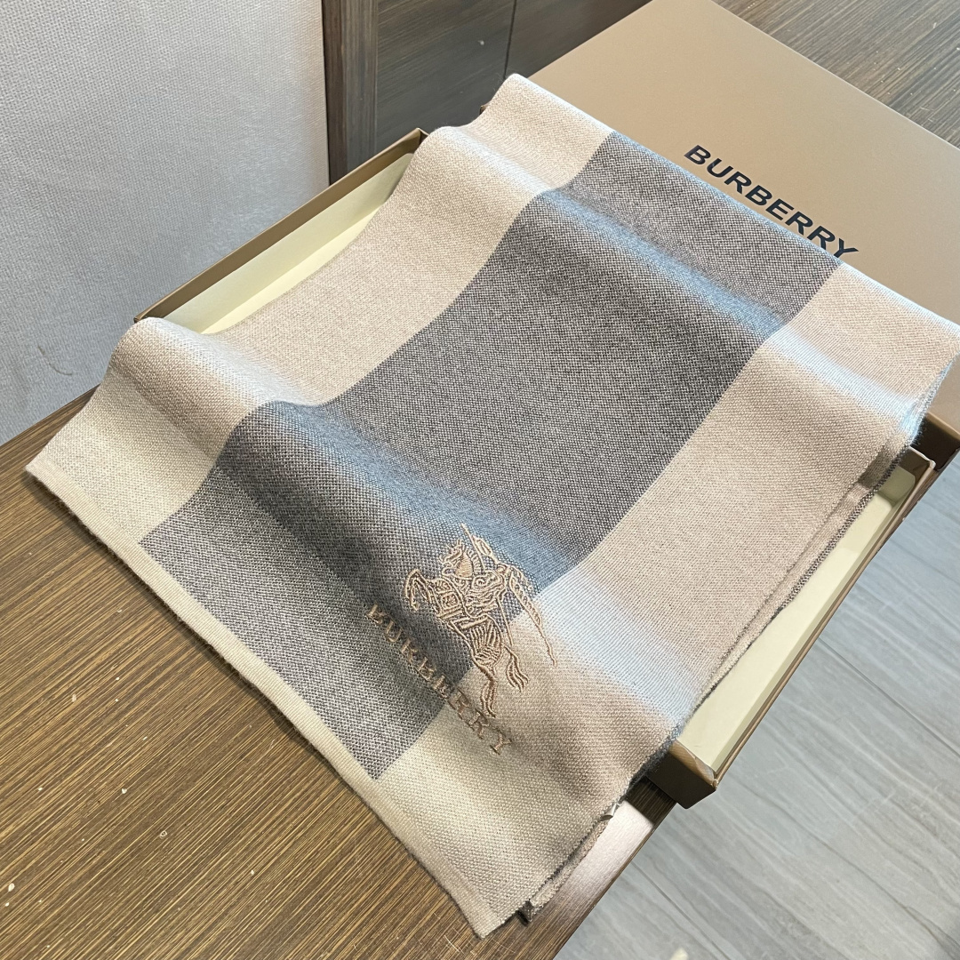 巴宝莉高端羊绒针织围巾！】可正式，可随意，非常Classical的男款设计。这款织法比较难，又很费纱线，