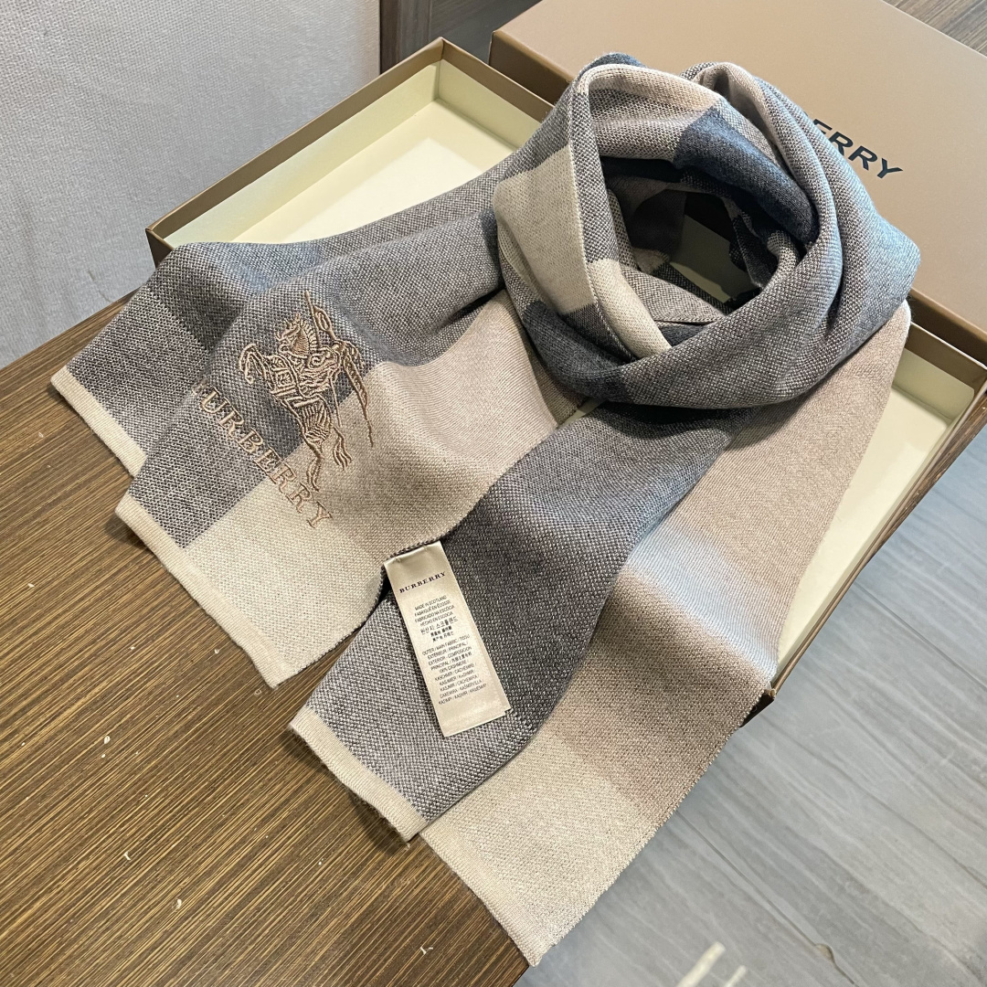 巴宝莉高端羊绒针织围巾！】可正式，可随意，非常Classical的男款设计。这款织法比较难，又很费纱线，