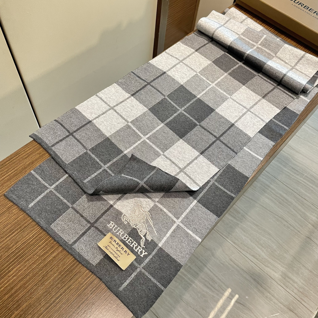 巴宝莉高端羊绒针织围巾！】可正式，可随意，非常Classical的男款设计。这款织法比较难，又很费纱线，