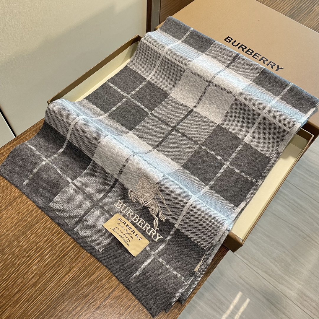 巴宝莉高端羊绒针织围巾！】可正式，可随意，非常Classical的男款设计。这款织法比较难，又很费纱线，