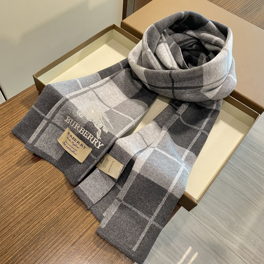 巴宝莉高端羊绒针织围巾！】可正式，可随意，非常Classical的男款设计。这款织法比较难，又很费纱线，