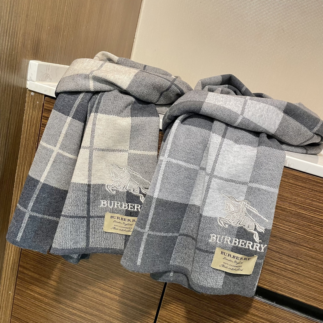 巴宝莉高端羊绒针织围巾！】可正式，可随意，非常Classical的男款设计。这款织法比较难，又很费纱线，