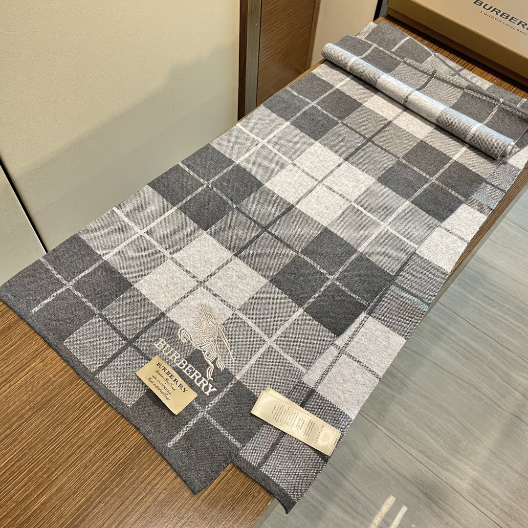 巴宝莉高端羊绒针织围巾！】可正式，可随意，非常Classical的男款设计。这款织法比较难，又很费纱线，