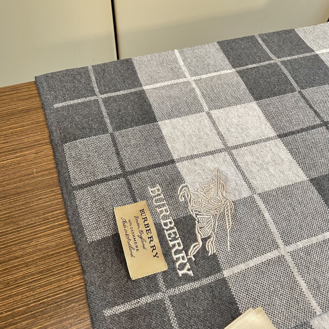 巴宝莉高端羊绒针织围巾！】可正式，可随意，非常Classical的男款设计。这款织法比较难，又很费纱线，