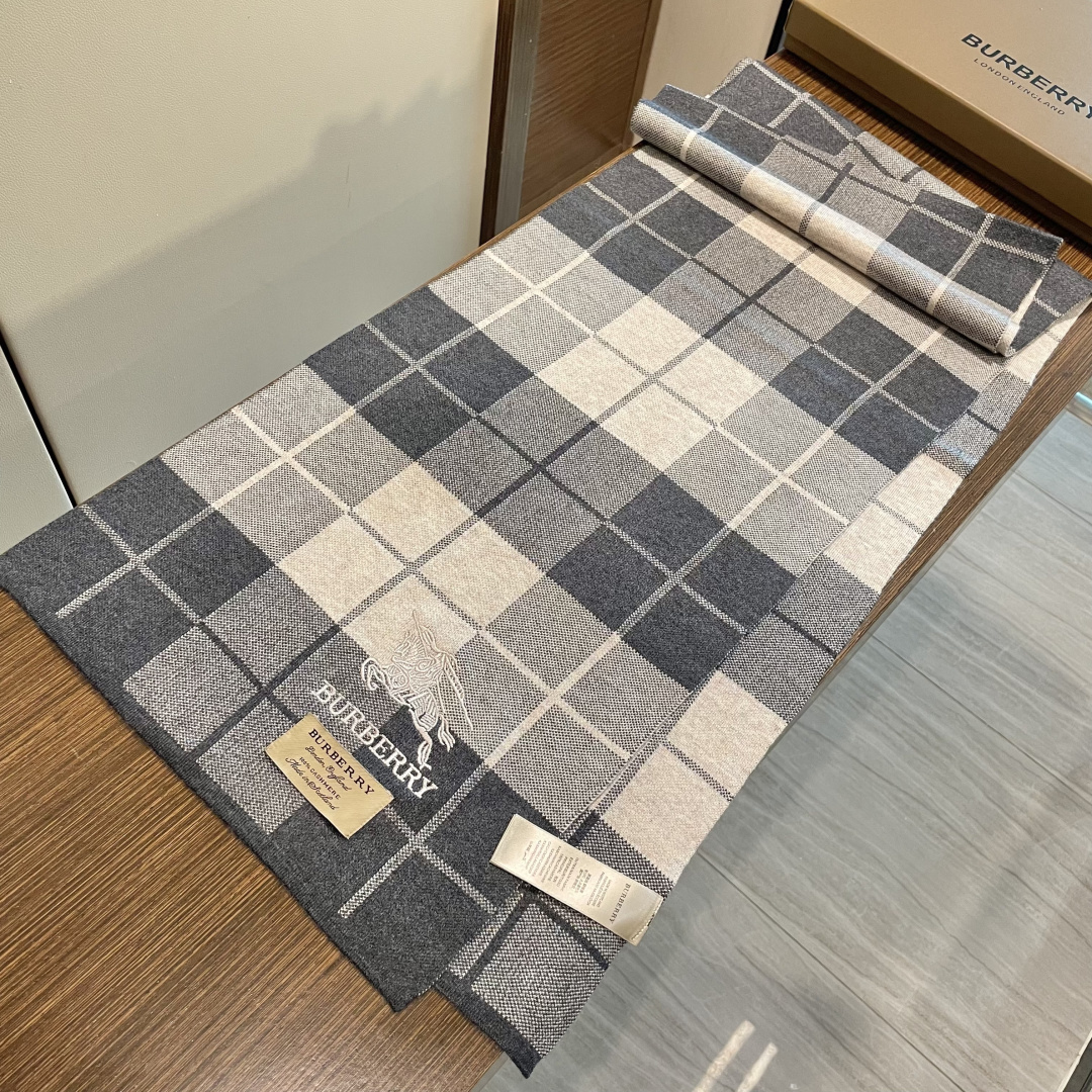 巴宝莉高端羊绒针织围巾！】可正式，可随意，非常Classical的男款设计。这款织法比较难，又很费纱线，