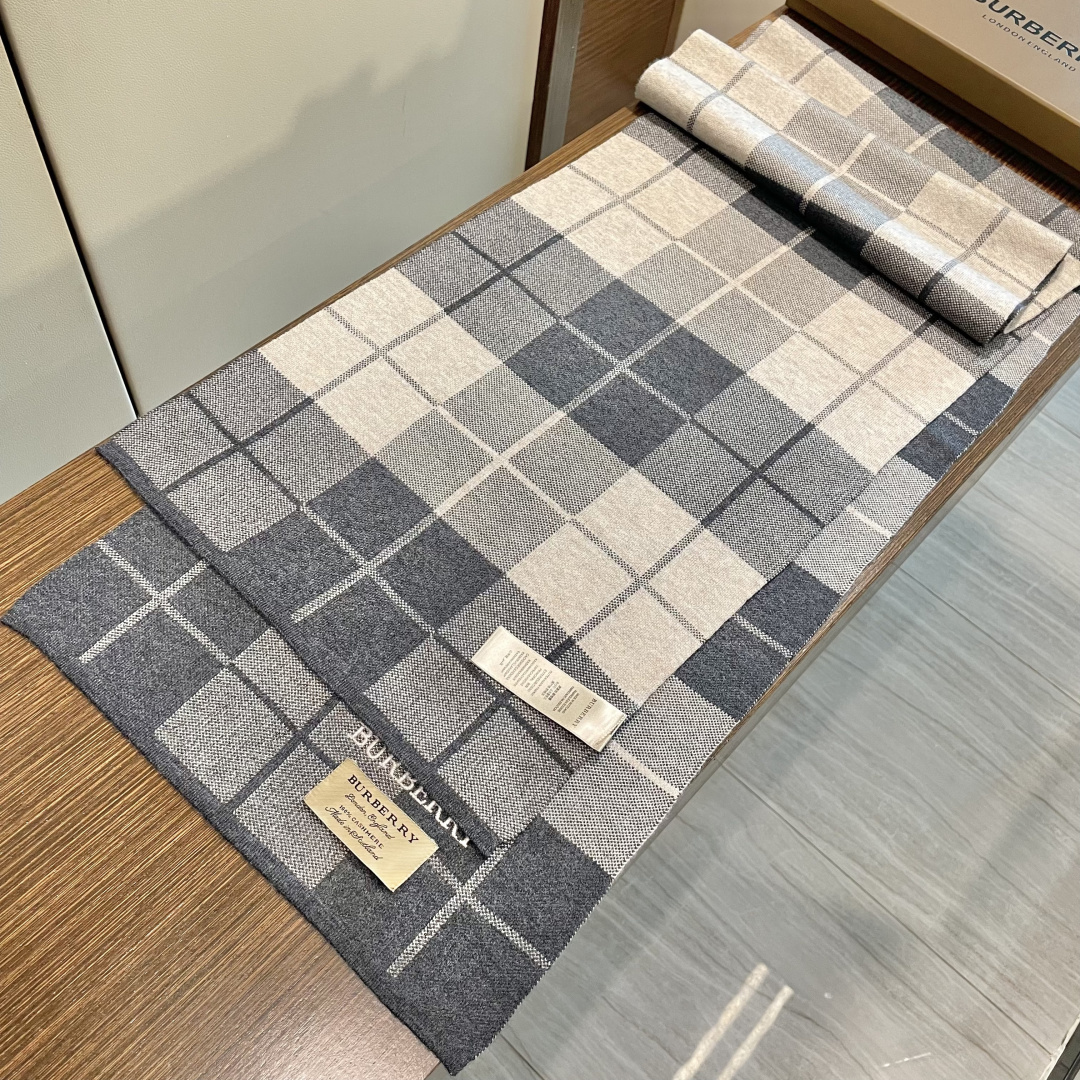 巴宝莉高端羊绒针织围巾！】可正式，可随意，非常Classical的男款设计。这款织法比较难，又很费纱线，