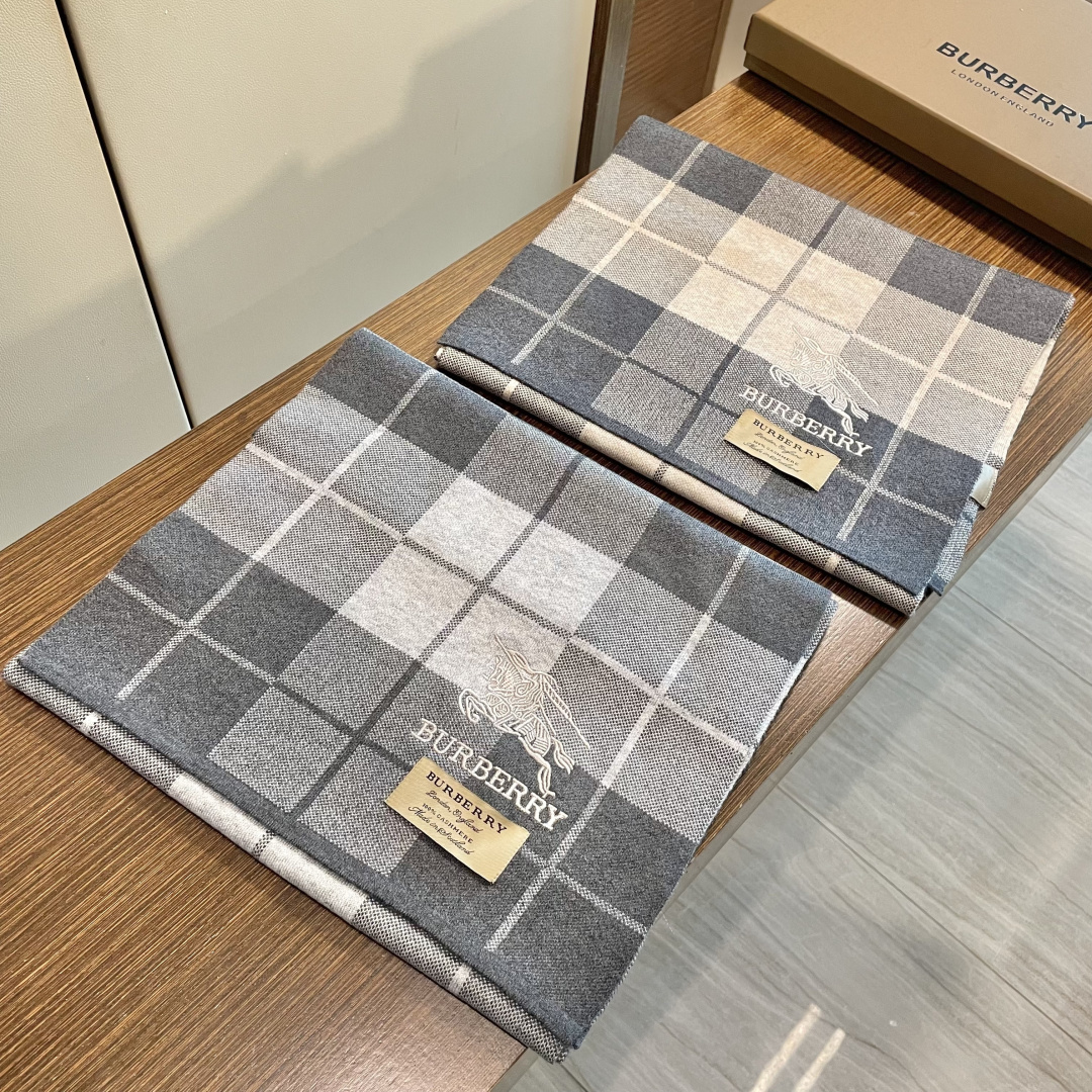 巴宝莉高端羊绒针织围巾！】可正式，可随意，非常Classical的男款设计。这款织法比较难，又很费纱线，