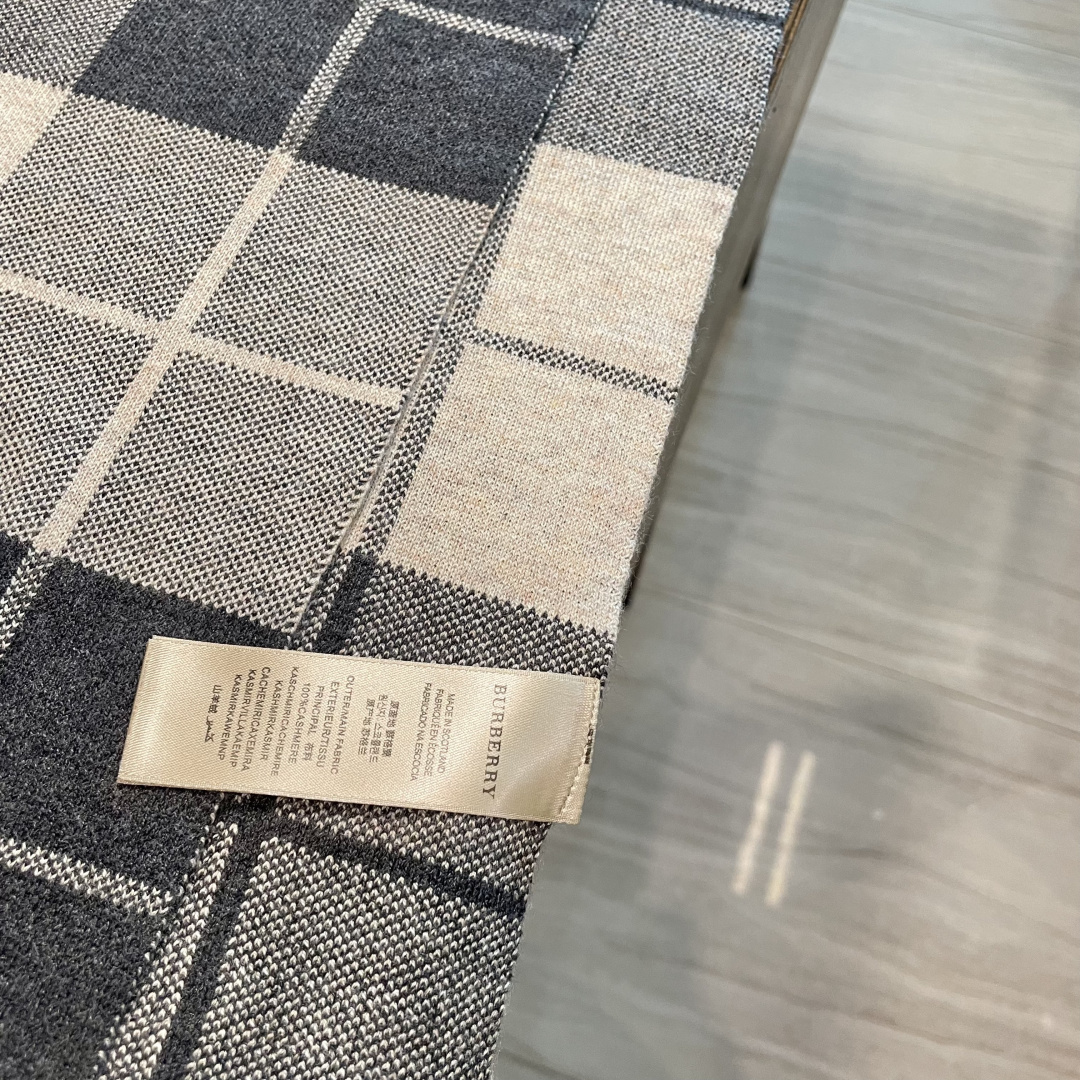 巴宝莉高端羊绒针织围巾！】可正式，可随意，非常Classical的男款设计。这款织法比较难，又很费纱线，