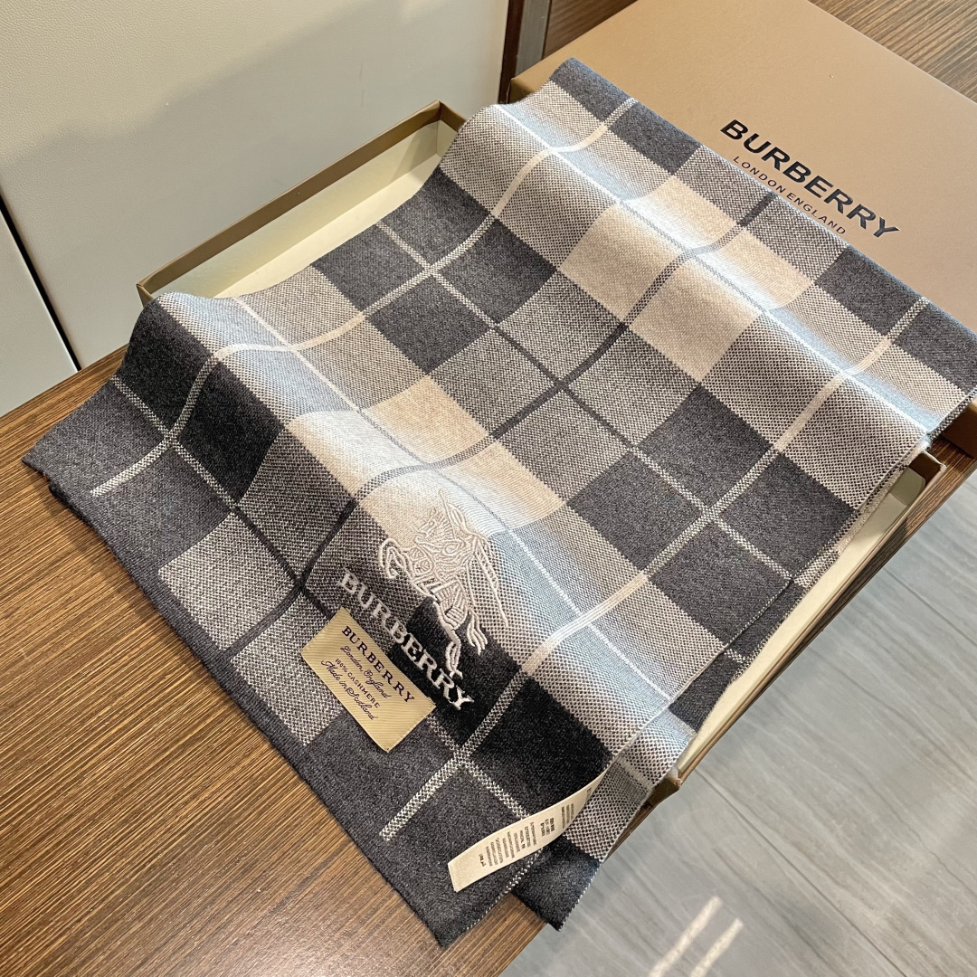 巴宝莉高端羊绒针织围巾！】可正式，可随意，非常Classical的男款设计。这款织法比较难，又很费纱线，