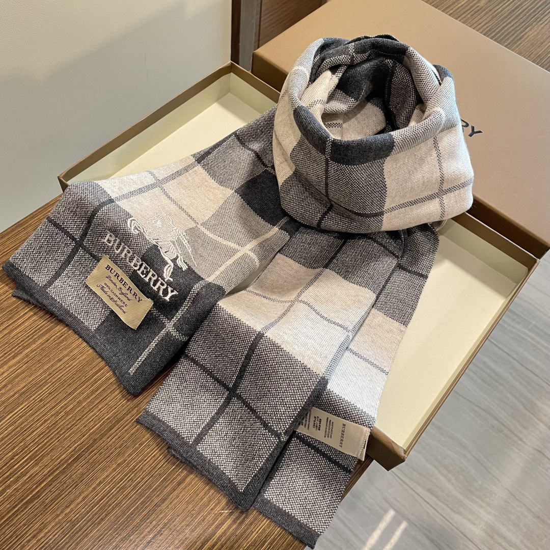 巴宝莉高端羊绒针织围巾！】可正式，可随意，非常Classical的男款设计。这款织法比较难，又很费纱线，