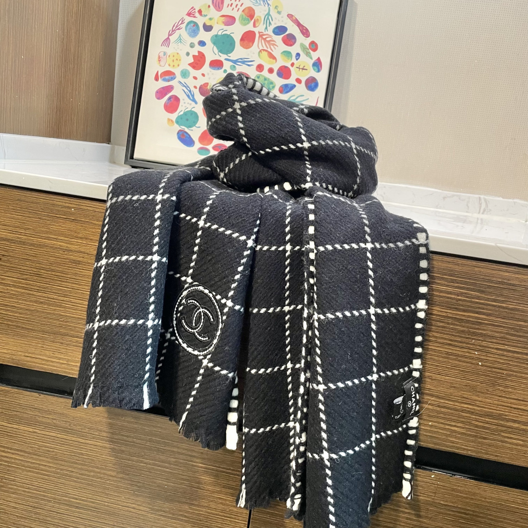 香奈儿新款格纹围巾披肩，银线拼接时尚奢华品质上乘✨送人自用绝对高大上♨独家实物拍摄❗️所见所得，颜色超正