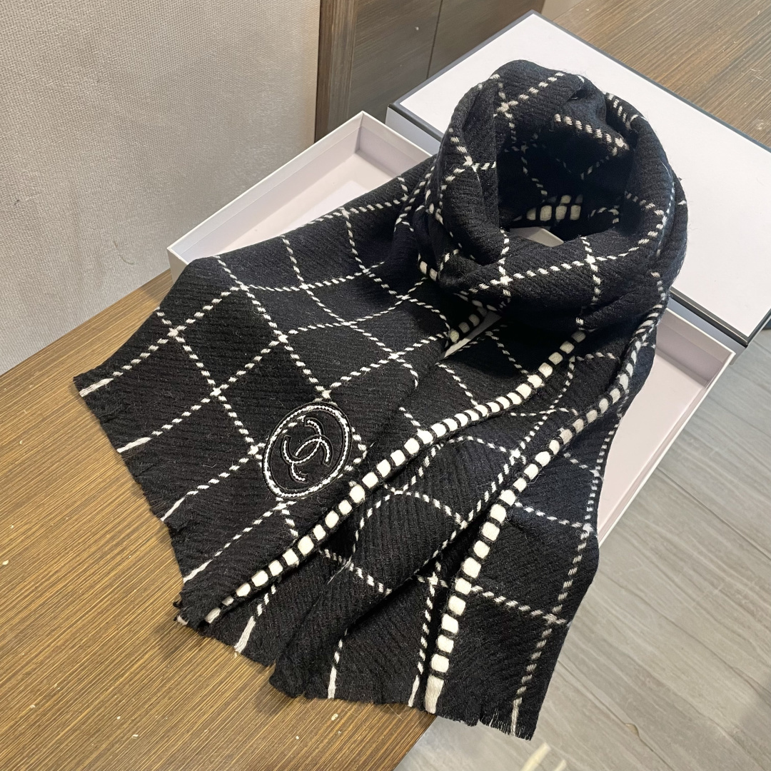 香奈儿新款格纹围巾披肩，银线拼接时尚奢华品质上乘✨送人自用绝对高大上♨独家实物拍摄❗️所见所得，颜色超正