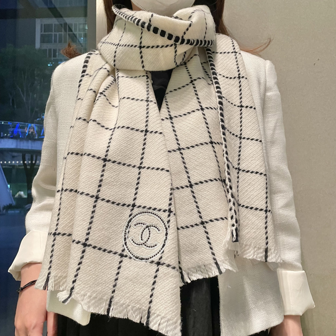 香奈儿新款格纹围巾披肩，银线拼接时尚奢华品质上乘✨送人自用绝对高大上♨独家实物拍摄❗️所见所得，颜色超正