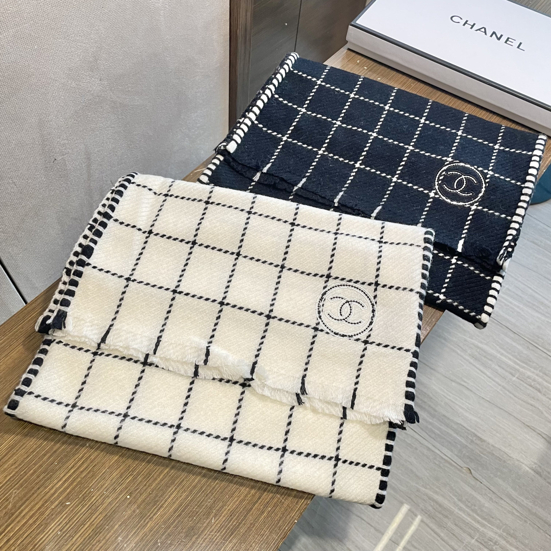 香奈儿新款格纹围巾披肩，银线拼接时尚奢华品质上乘✨送人自用绝对高大上♨独家实物拍摄❗️所见所得，颜色超正