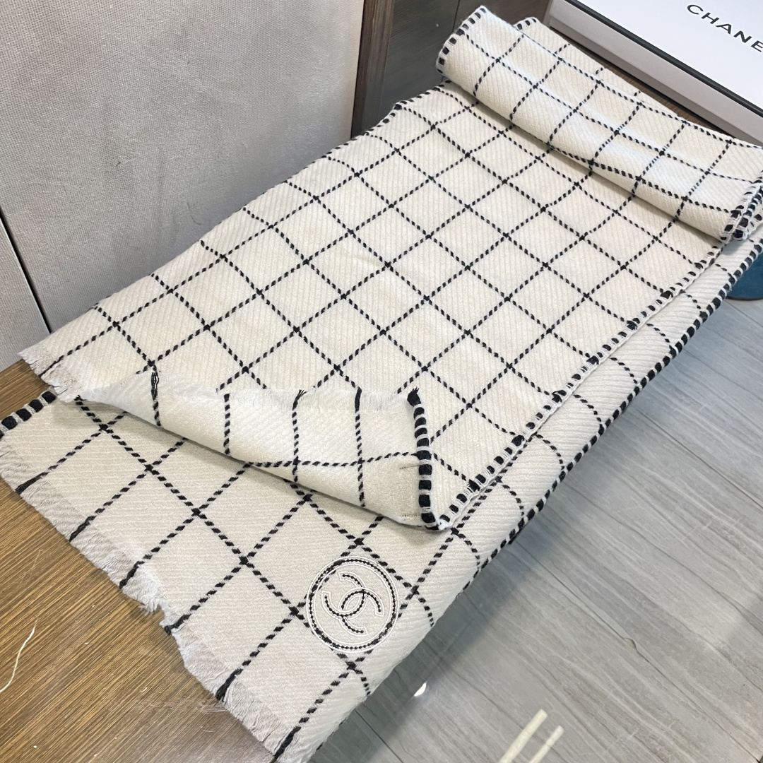 香奈儿新款格纹围巾披肩，银线拼接时尚奢华品质上乘✨送人自用绝对高大上♨独家实物拍摄❗️所见所得，颜色超正
