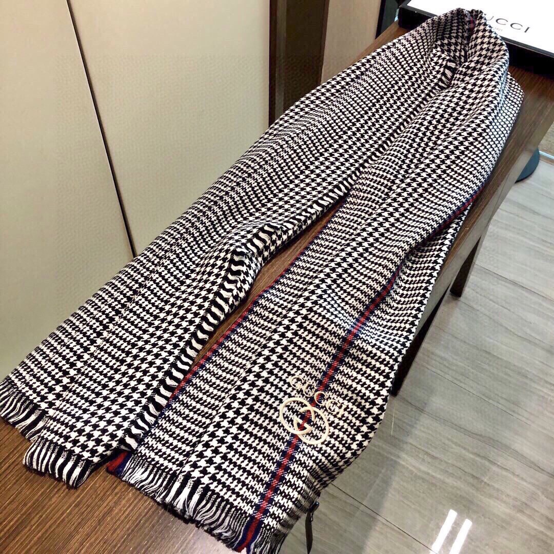 viP推荐👍Gucci2025 专柜最新款‼️。爆款哦 😘💍实物真心美 🎀千鸟格小蜜蜂🐝💓💃🏻无论设计都