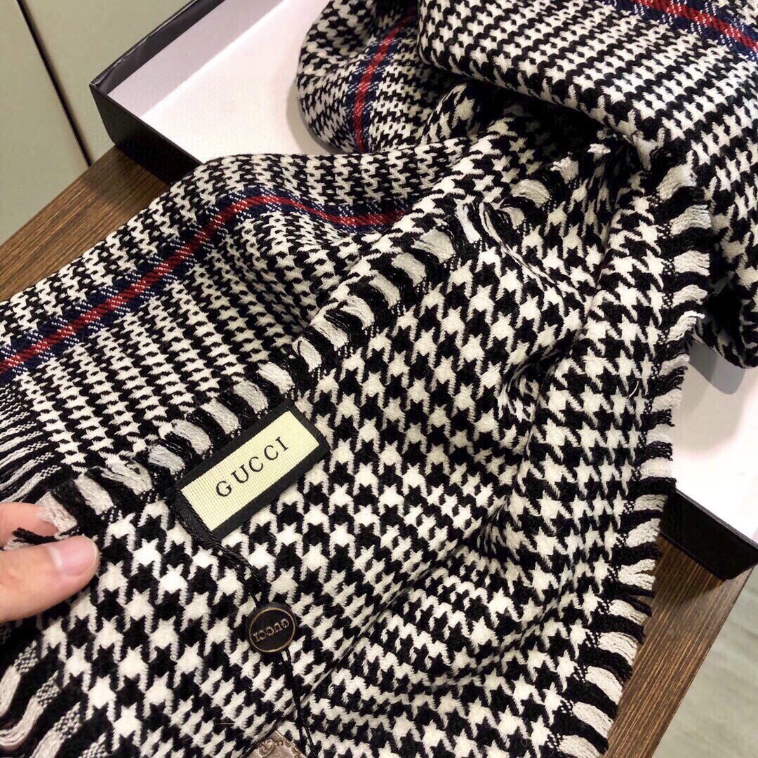 viP推荐👍Gucci2025 专柜最新款‼️。爆款哦 😘💍实物真心美 🎀千鸟格小蜜蜂🐝💓💃🏻无论设计都