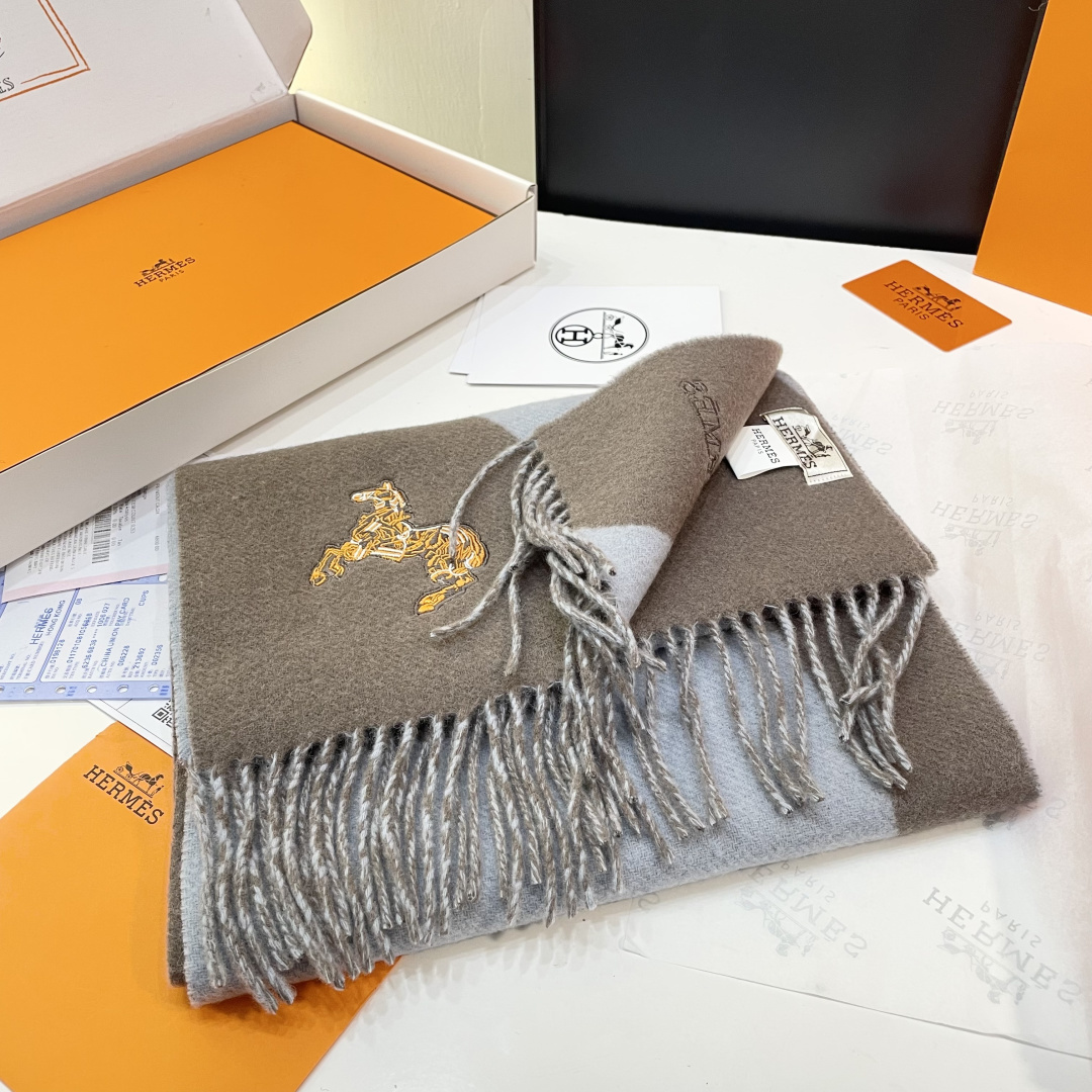 冲动秒杀款 爱马仕❗️男女👫同款双面围巾且买且珍惜羊绒款😍~都是出口订单所以比较难遇❤️东西讲究少而精😍