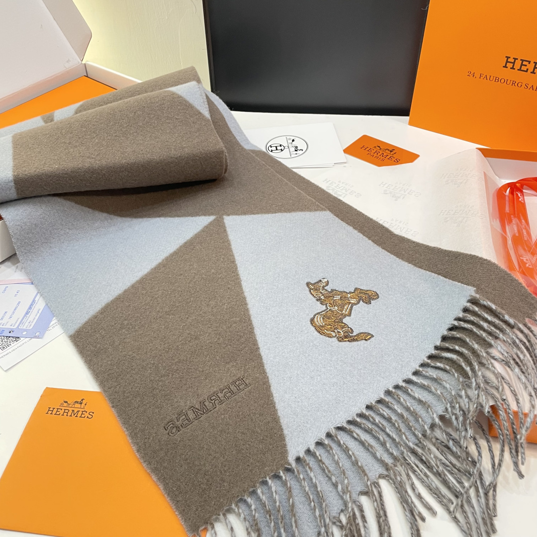 冲动秒杀款 爱马仕❗️男女👫同款双面围巾且买且珍惜羊绒款😍~都是出口订单所以比较难遇❤️东西讲究少而精😍