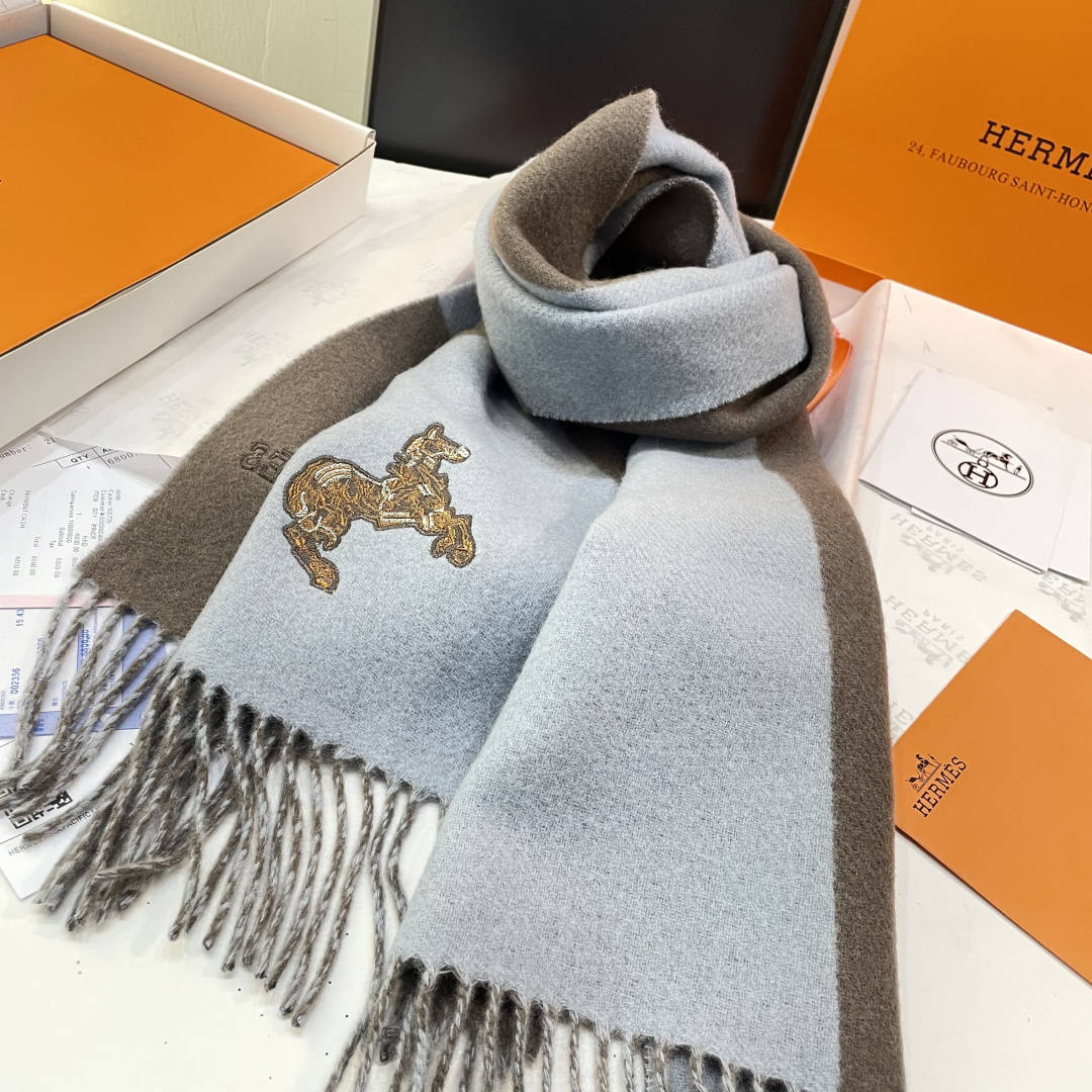冲动秒杀款 爱马仕❗️男女👫同款双面围巾且买且珍惜羊绒款😍~都是出口订单所以比较难遇❤️东西讲究少而精😍