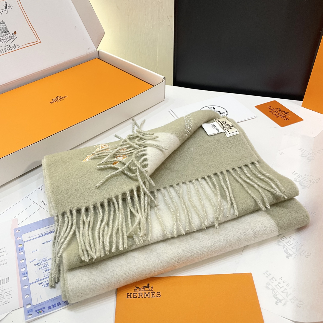 冲动秒杀款 爱马仕❗️男女👫同款双面围巾且买且珍惜羊绒款😍~都是出口订单所以比较难遇❤️东西讲究少而精😍