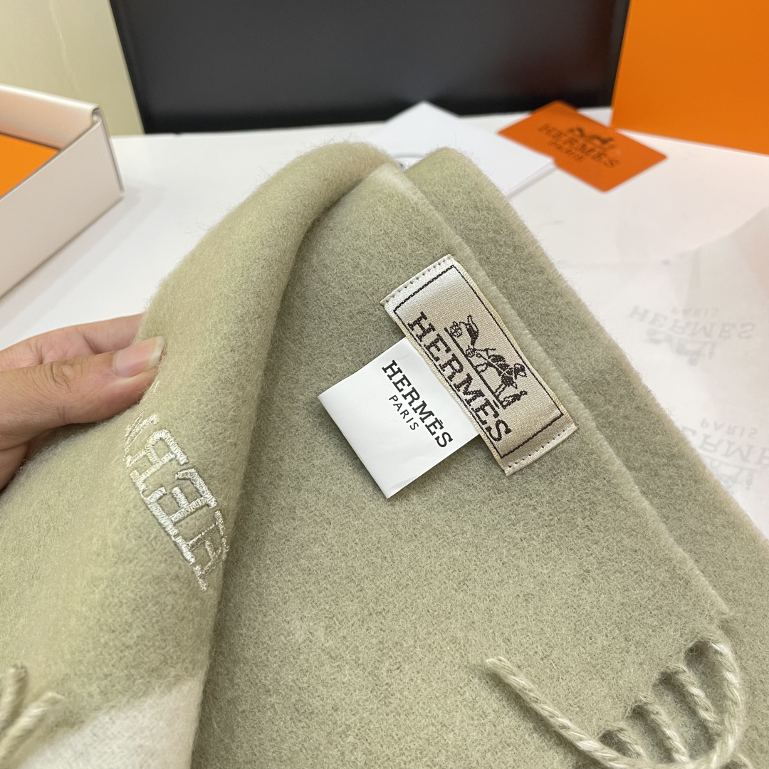 冲动秒杀款 爱马仕❗️男女👫同款双面围巾且买且珍惜羊绒款😍~都是出口订单所以比较难遇❤️东西讲究少而精😍