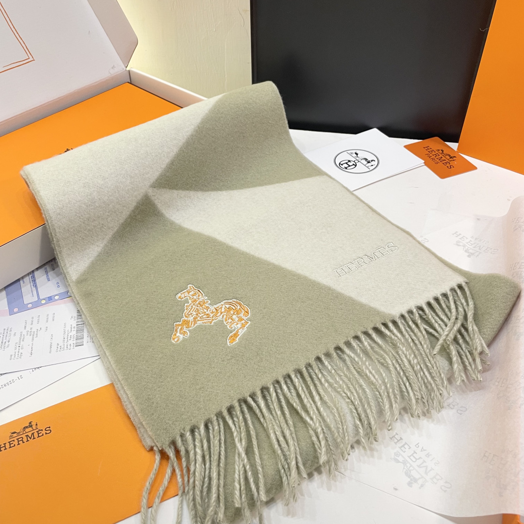 冲动秒杀款 爱马仕❗️男女👫同款双面围巾且买且珍惜羊绒款😍~都是出口订单所以比较难遇❤️东西讲究少而精😍