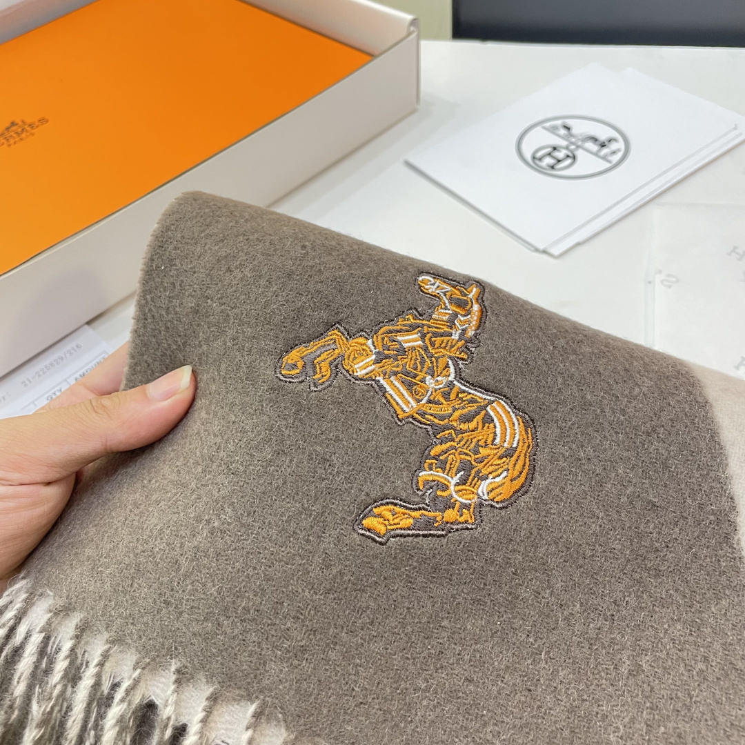 冲动秒杀款 爱马仕❗️男女👫同款双面围巾且买且珍惜羊绒款😍~都是出口订单所以比较难遇❤️东西讲究少而精😍