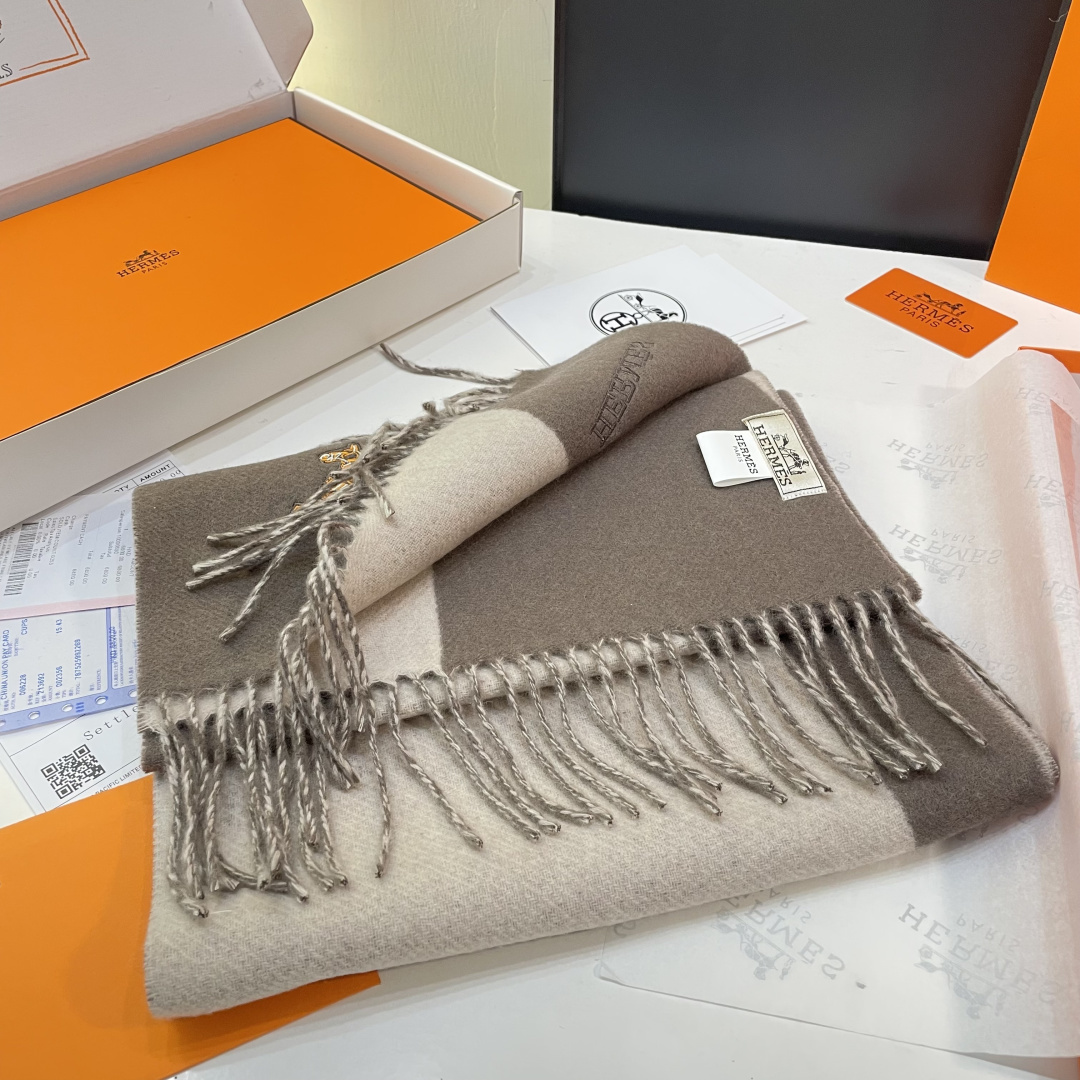 冲动秒杀款 爱马仕❗️男女👫同款双面围巾且买且珍惜羊绒款😍~都是出口订单所以比较难遇❤️东西讲究少而精😍