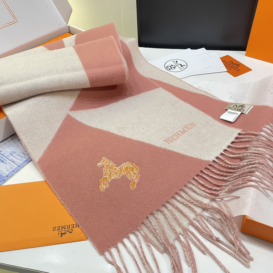 冲动秒杀款 爱马仕❗️男女👫同款双面围巾且买且珍惜羊绒款😍~都是出口订单所以比较难遇❤️东西讲究少而精😍