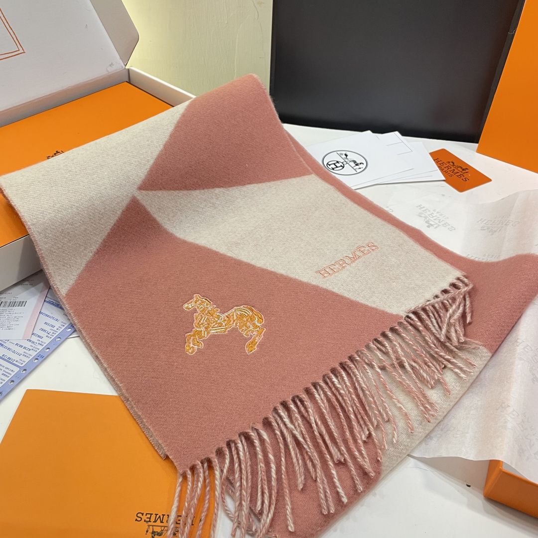 冲动秒杀款 爱马仕❗️男女👫同款双面围巾且买且珍惜羊绒款😍~都是出口订单所以比较难遇❤️东西讲究少而精😍