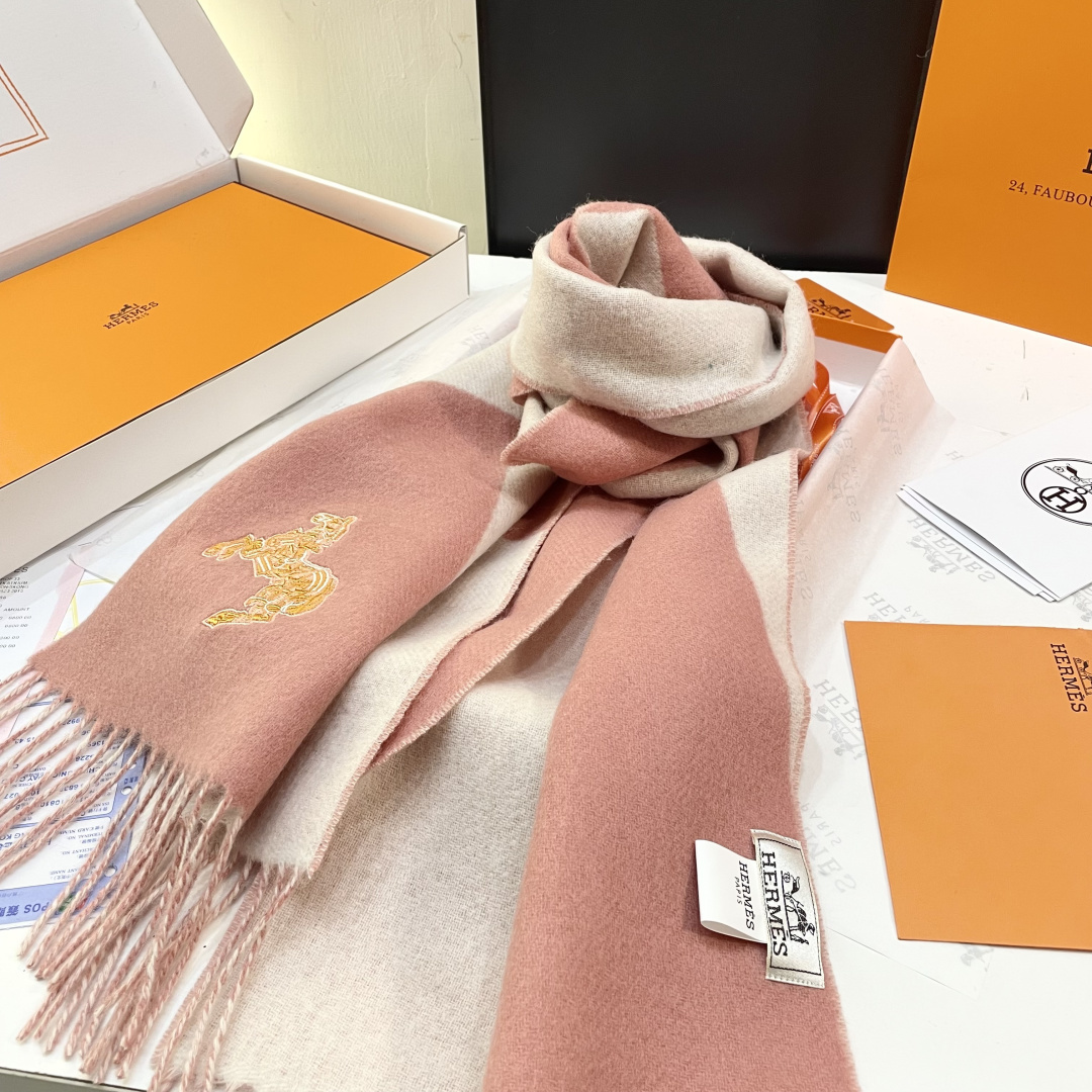 冲动秒杀款 爱马仕❗️男女👫同款双面围巾且买且珍惜羊绒款😍~都是出口订单所以比较难遇❤️东西讲究少而精😍
