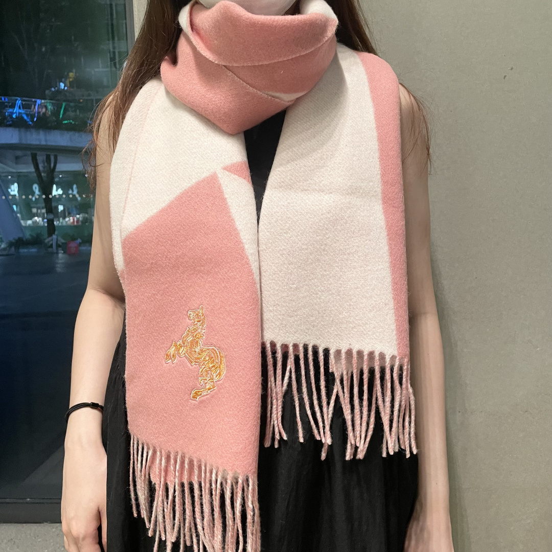 冲动秒杀款 爱马仕❗️男女👫同款双面围巾且买且珍惜羊绒款😍~都是出口订单所以比较难遇❤️东西讲究少而精😍