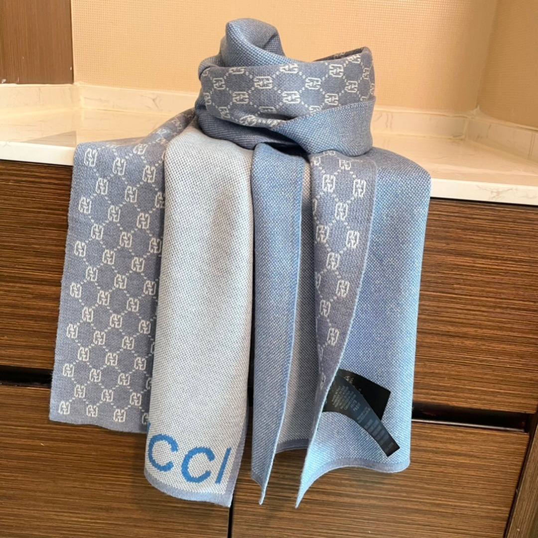 爆款到货古奇男女通用针织围巾👑柔和舒适的羊毛带来今季最温暖贴心呵护❤️最顶级的品质❤️羊绒线织出漂亮精致