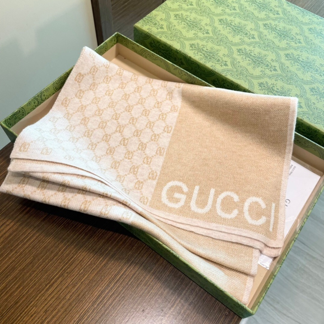 爆款到货古奇男女通用针织围巾👑柔和舒适的羊毛带来今季最温暖贴心呵护❤️最顶级的品质❤️羊绒线织出漂亮精致