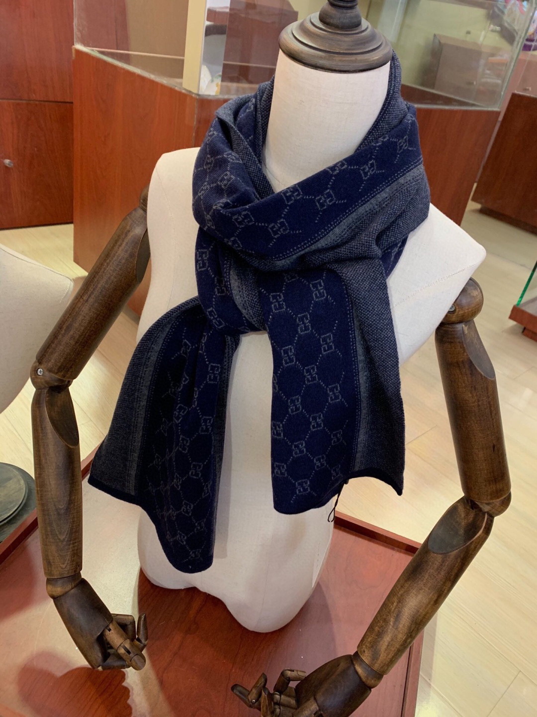 2⃣️个色 非常稳👍▪️我们的男款围巾且买且珍惜~~男款真的很少，一年也就出几款，都是出口订单所以比较难