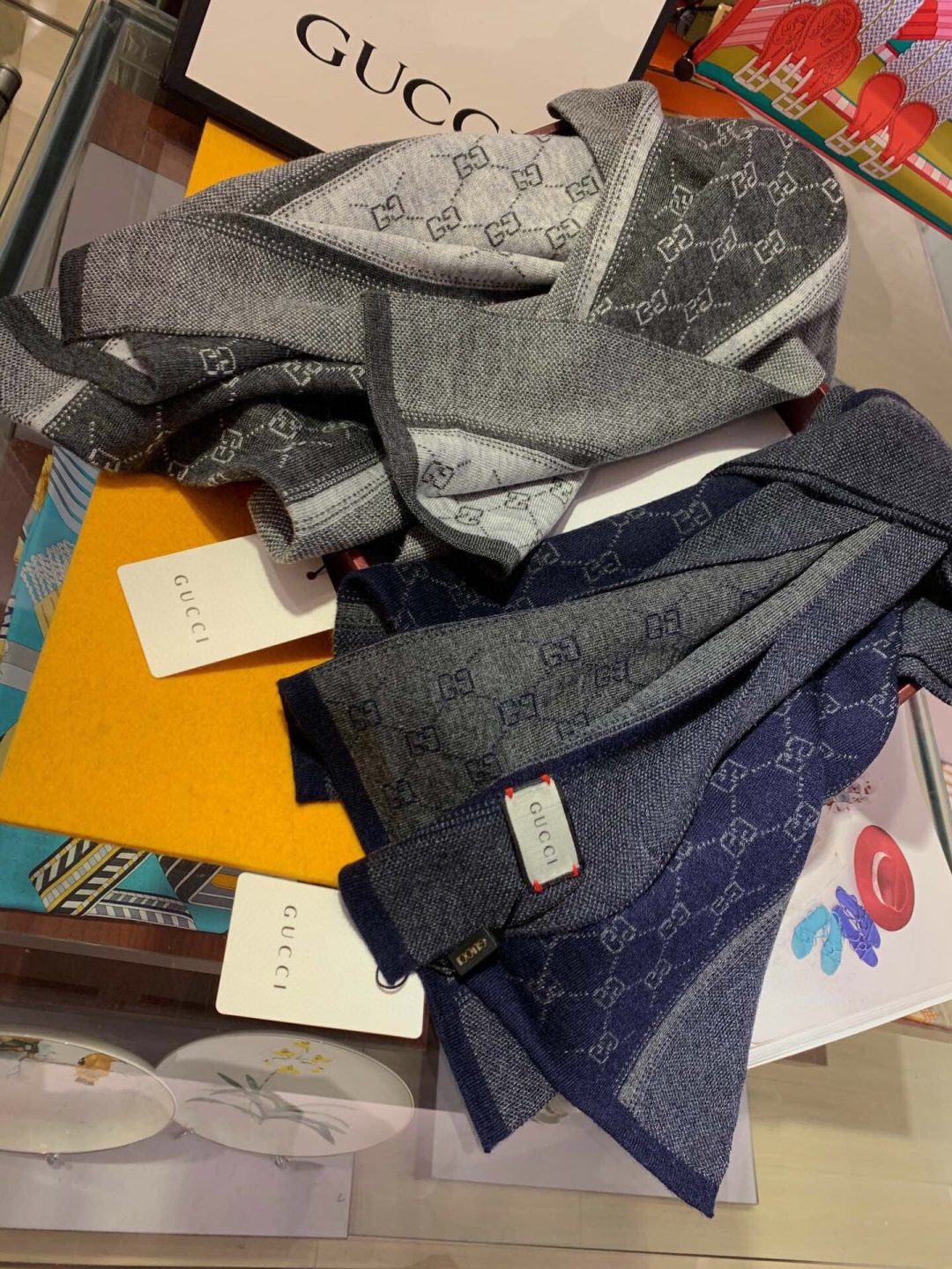 2⃣️个色 非常稳👍▪️我们的男款围巾且买且珍惜~~男款真的很少，一年也就出几款，都是出口订单所以比较难