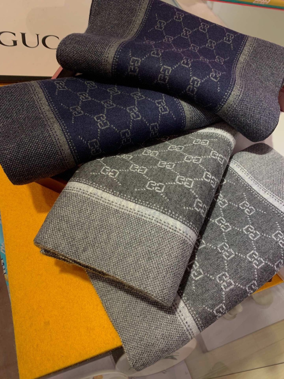 2⃣️个色 非常稳👍▪️我们的男款围巾且买且珍惜~~男款真的很少，一年也就出几款，都是出口订单所以比较难