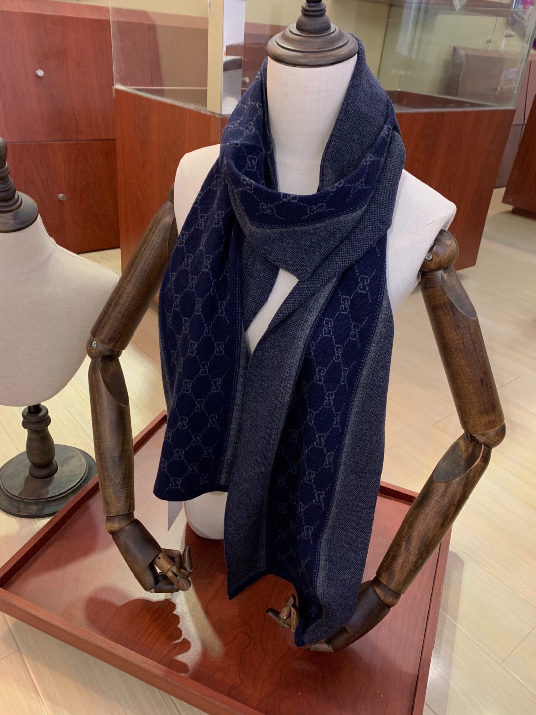 2⃣️个色 非常稳👍▪️我们的男款围巾且买且珍惜~~男款真的很少，一年也就出几款，都是出口订单所以比较难