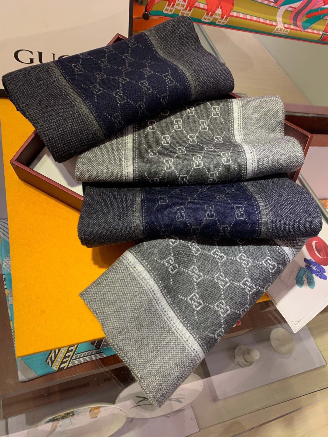 2⃣️个色 非常稳👍▪️我们的男款围巾且买且珍惜~~男款真的很少，一年也就出几款，都是出口订单所以比较难