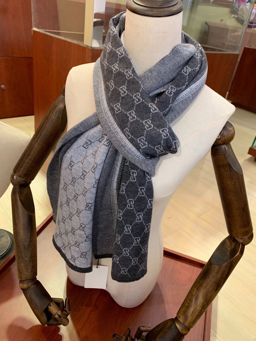 2⃣️个色 非常稳👍▪️我们的男款围巾且买且珍惜~~男款真的很少，一年也就出几款，都是出口订单所以比较难