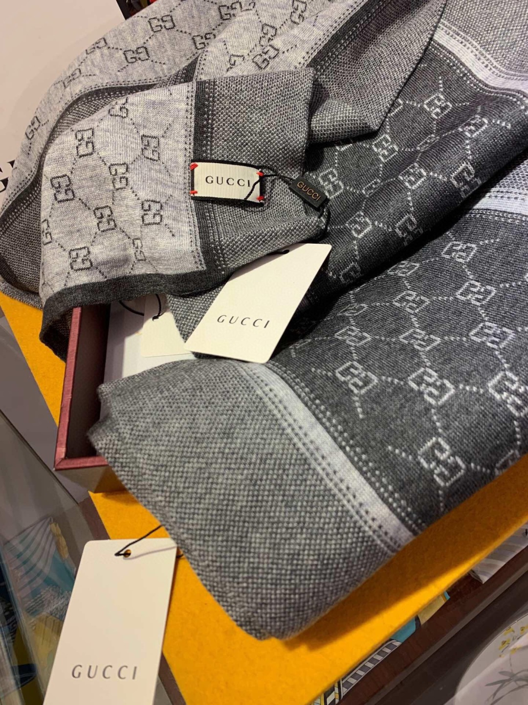 2⃣️个色 非常稳👍▪️我们的男款围巾且买且珍惜~~男款真的很少，一年也就出几款，都是出口订单所以比较难