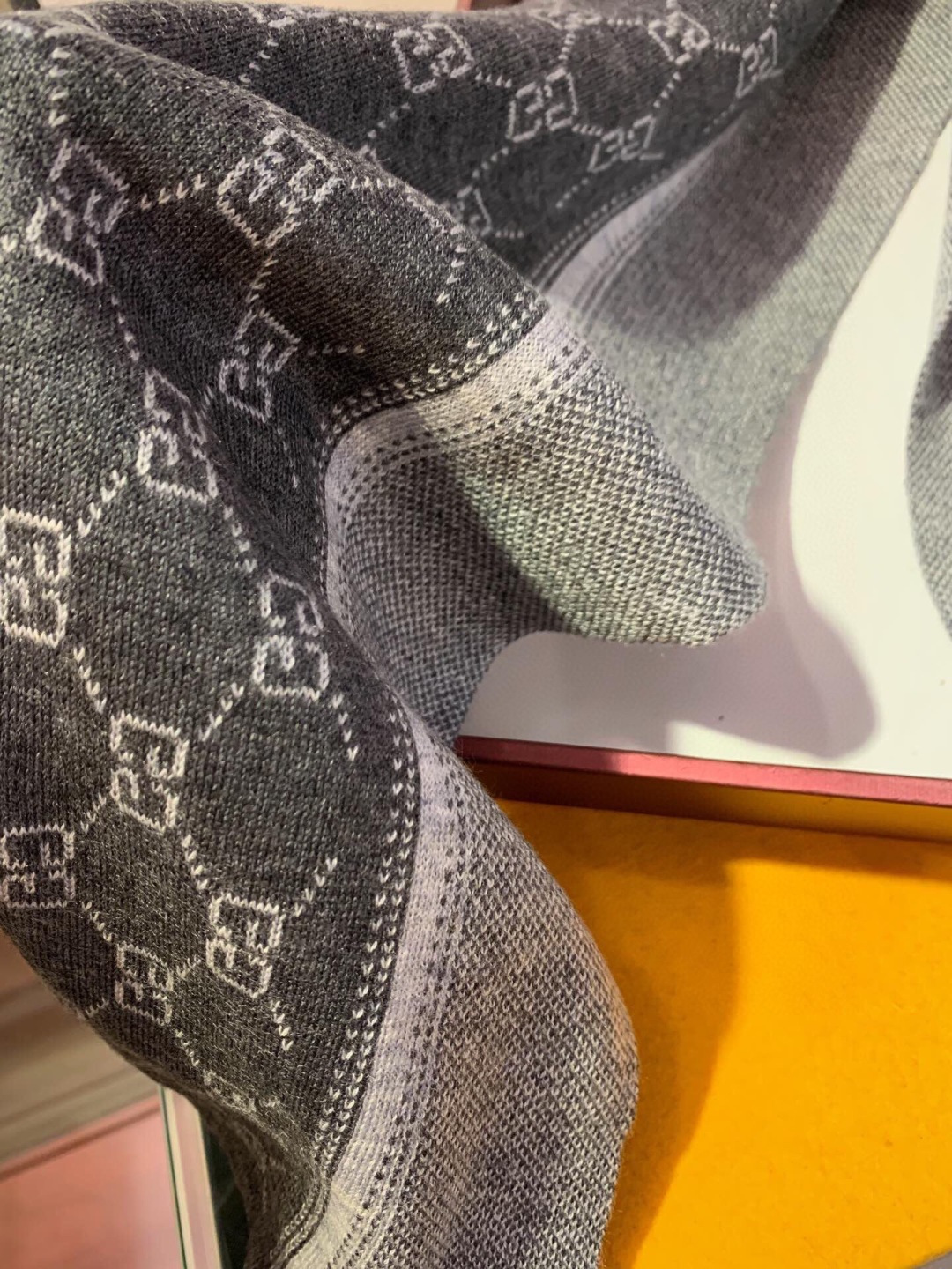 2⃣️个色 非常稳👍▪️我们的男款围巾且买且珍惜~~男款真的很少，一年也就出几款，都是出口订单所以比较难