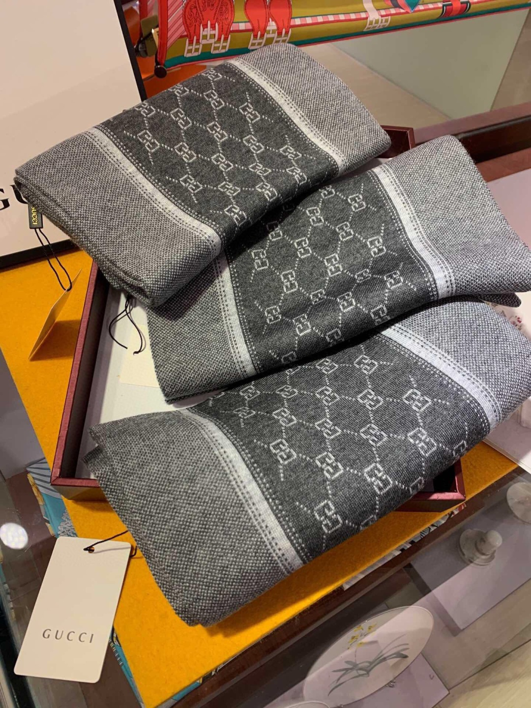 2⃣️个色 非常稳👍▪️我们的男款围巾且买且珍惜~~男款真的很少，一年也就出几款，都是出口订单所以比较难