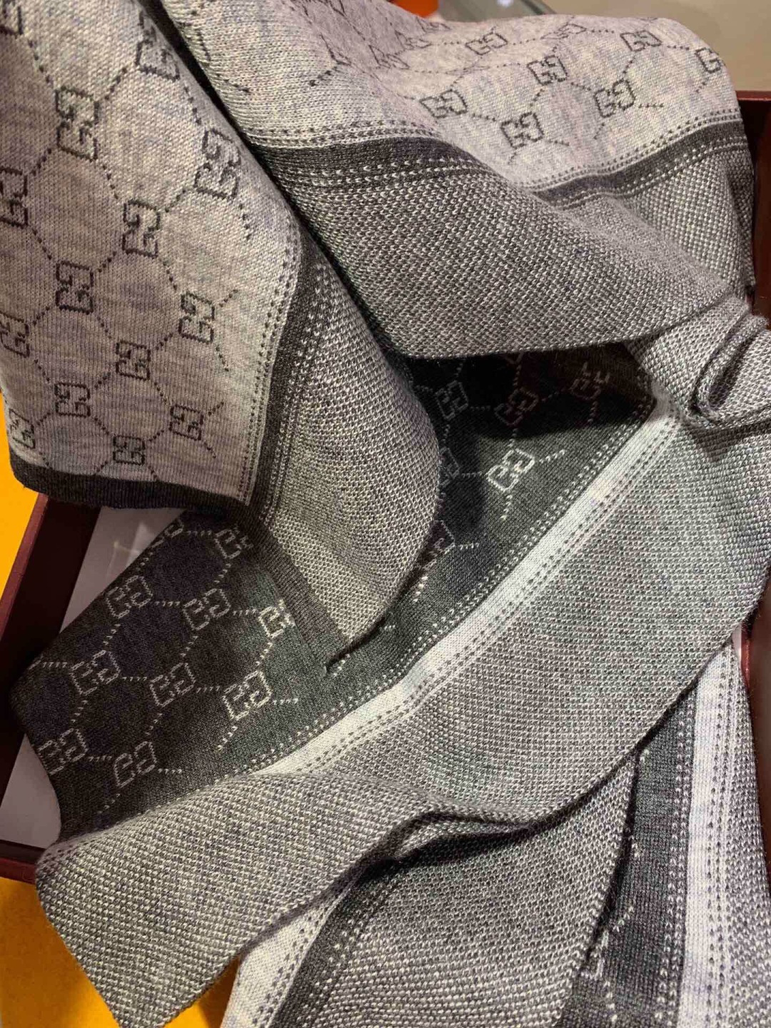 2⃣️个色 非常稳👍▪️我们的男款围巾且买且珍惜~~男款真的很少，一年也就出几款，都是出口订单所以比较难