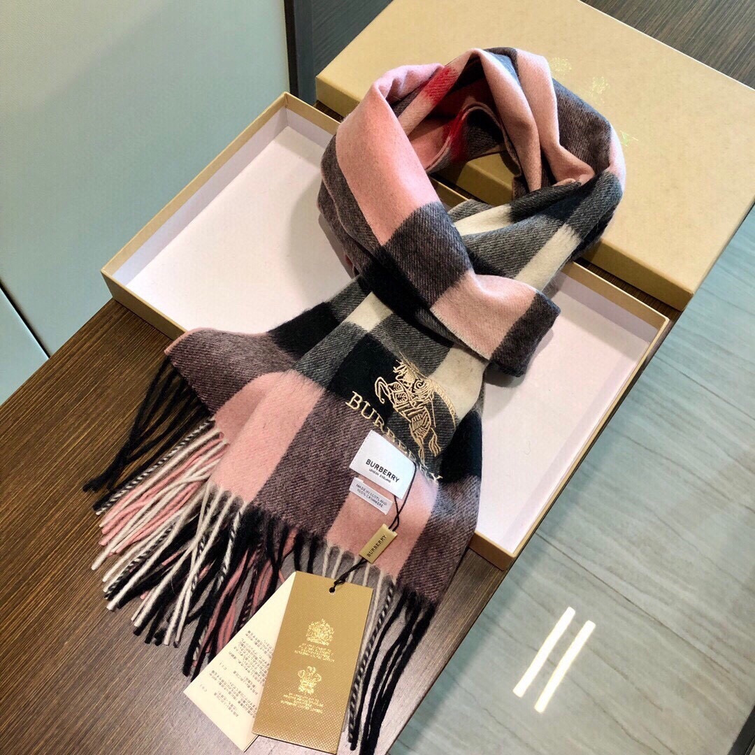 王牌口碑burberry经典羊绒格子围巾‼️专柜最新品相，目前专柜都换上了新标👍经典中的经典.全品相‼️