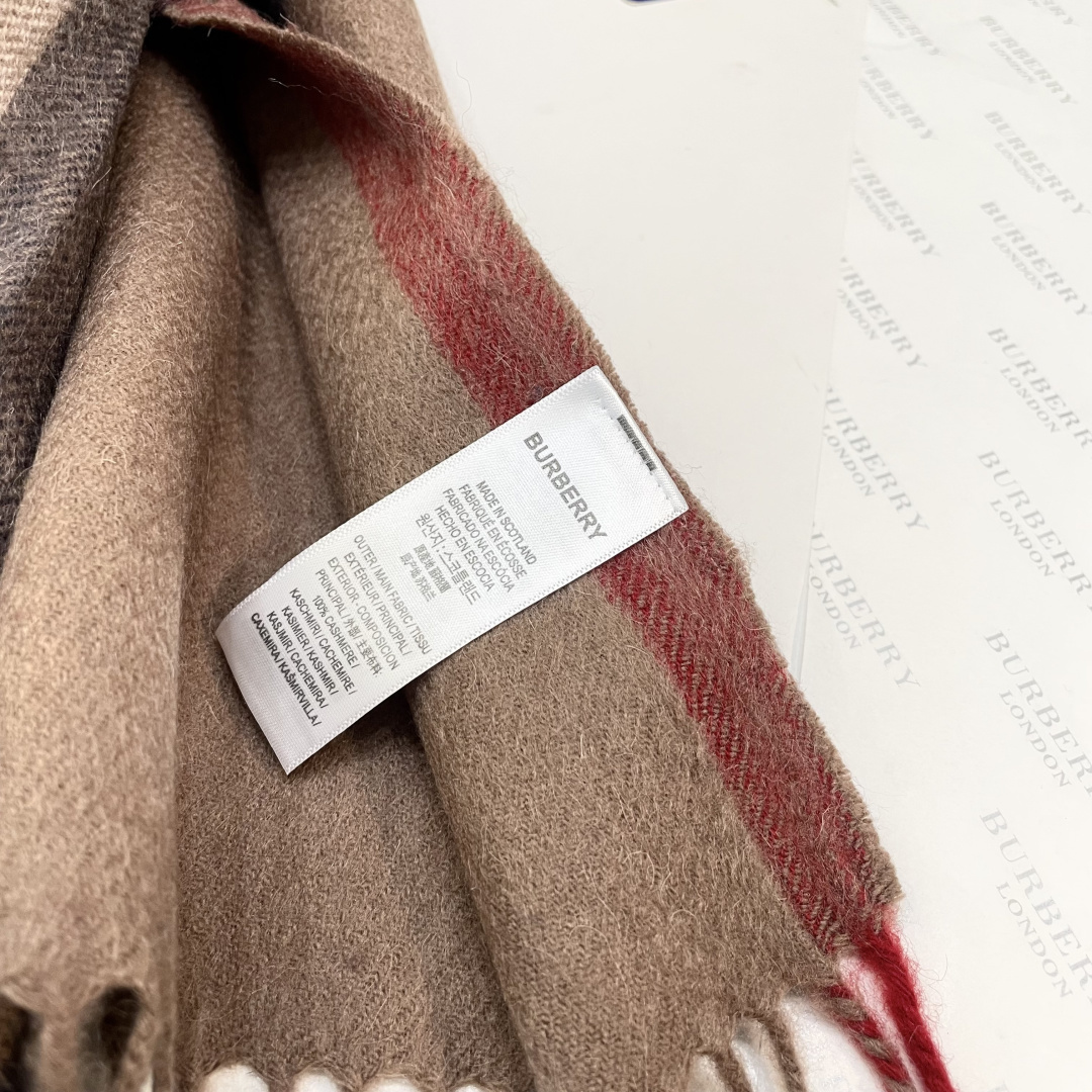 巴宝莉 bur专‮爱柜‬心💗围巾披肩‮磅重‬来了 bur原单殿堂‮皇级‬室最新款‼️专‮在柜‬售1600